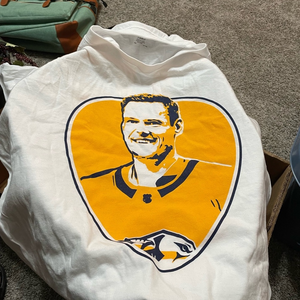 Predators T-shirt NFL Mens Hockey T-shirt XL Pekke Rinne white and yellow NWOT